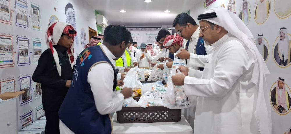 عاجل:-300-متطوع-يوزعون-1000-وجبة-إفطار-يومياً-بطريق-الأحساء-السريع