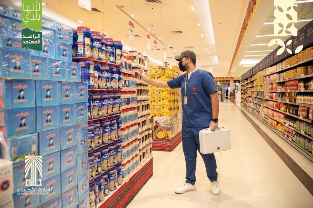 الرقابة تحاصر التجاوزات الصحية في أسواق الأحساء