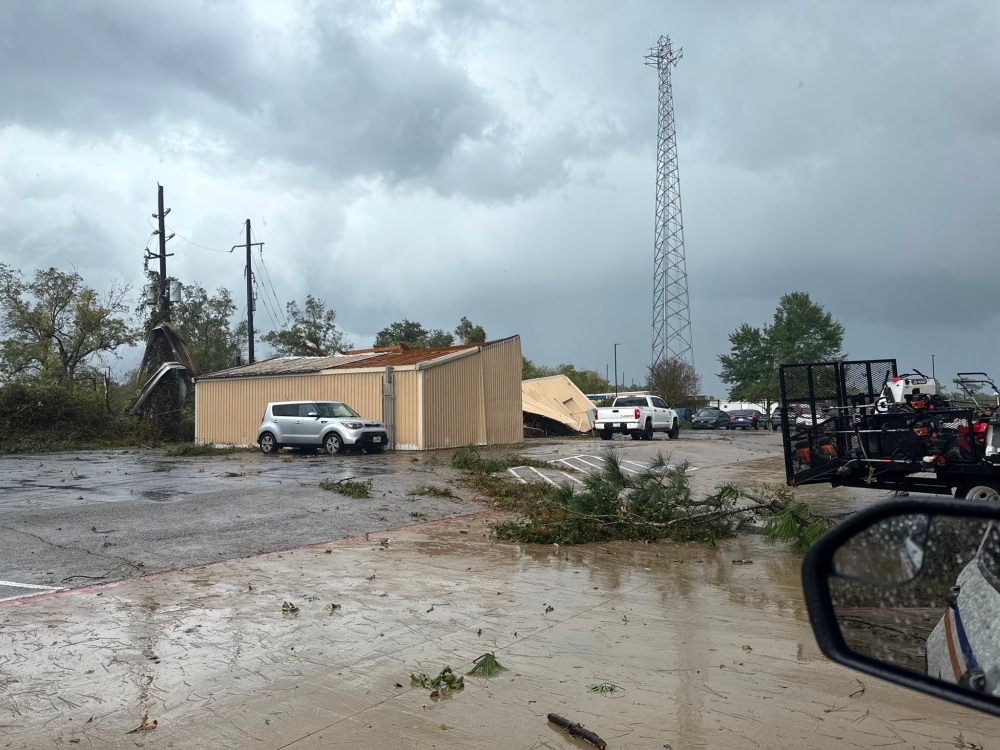 مصرع-3-أشخاص-وإصابة-آخرين-جراء-اجتياح-إعصار-بميشيجان-الأمريكية