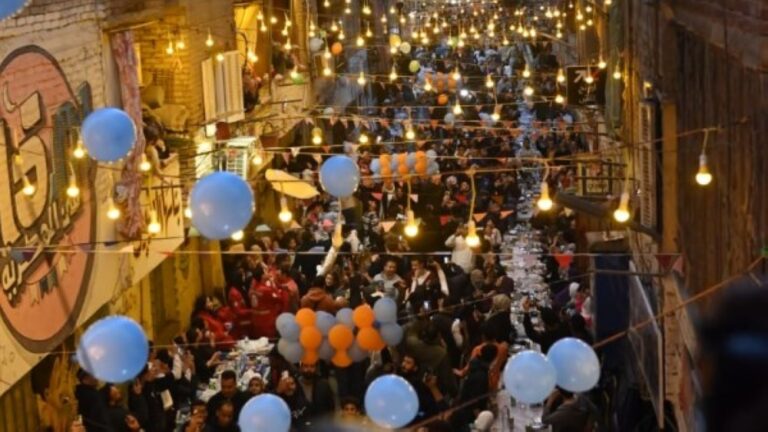 تجمع-عشرات-الآلاف.-إفطار-المطرية-أكبر-مائدة-رمضانية-في-مصر
