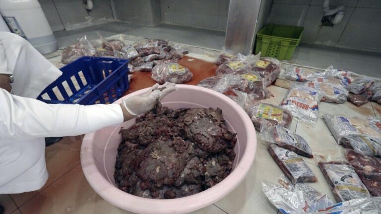 إغلاق-منشأة-بالقطيف-تبيع-لحوماً-بائتة-وتفتقر-للشهادات-الصحية