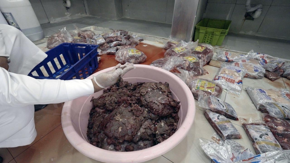 إغلاق منشأة بالقطيف تبيع لحوماً بائتة وتفتقر للشهادات الصحية