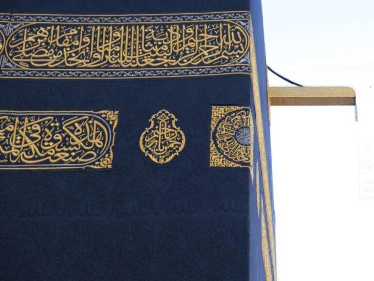 ميزاب-الكعبة-المشرفة.-معلمٌ-معماري-تتواصل-عنايته-في-العهد-السعودي