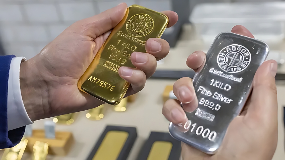 الذهب-يستهل-تعاملات-الأسبوع-على-انخفاض-والفضة-تفقد-2%