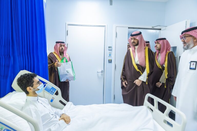نائب-أمير-الشرقية-يزور-المرضى-المنومين-في-مستشفى-الملك-فهد-التخصصي-بالدمام