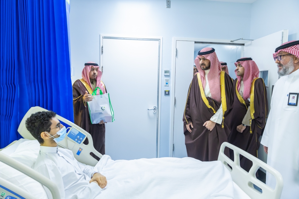 نائب أمير الشرقية يزور المرضى المنومين في مستشفى الملك فهد التخصصي بالدمام