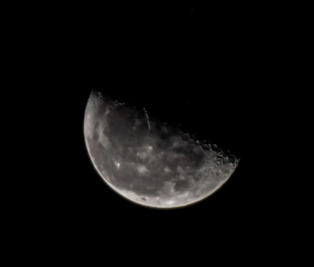 التربيع-الأخير-لقمر-شهر-رمضان-يزين-سماء-الحدود-الشمالية