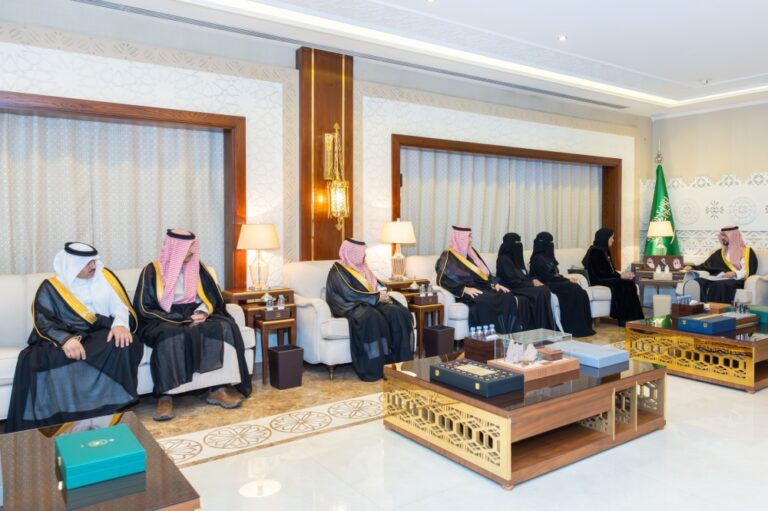 نائب-أمير-الشرقية-يستقبل-مدير-عام-التعليم-بالمنطقة-ويطّلع-على-تقرير-“سفراء-التفوق-2025”