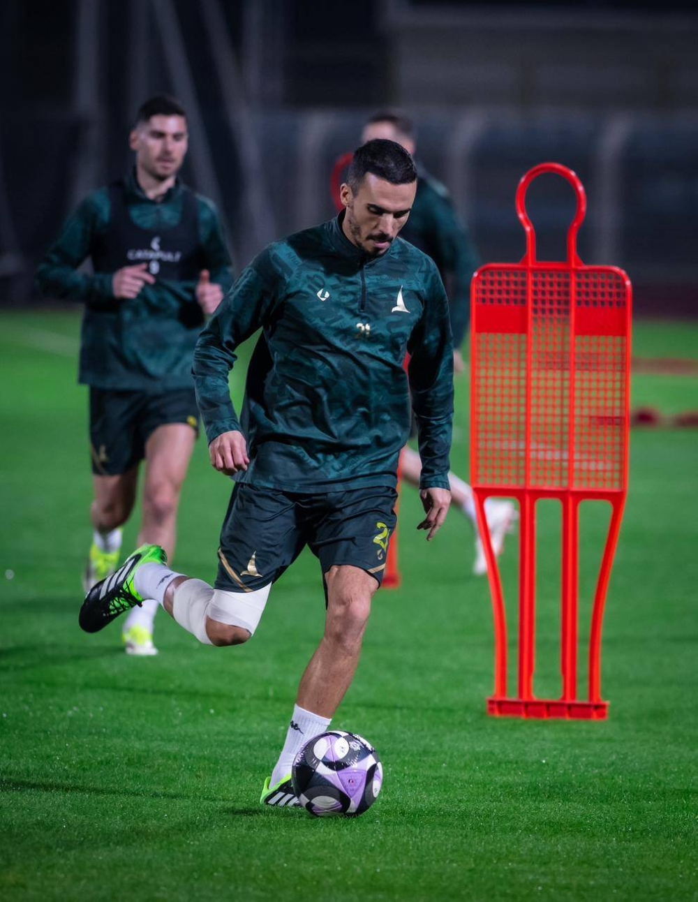 الخليج-يختبر-هولنديا-ويعيد-يونانيا