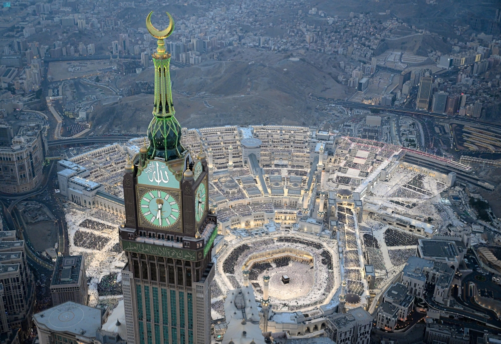من-ارتفاع-شاهق.-توثيق-المشهد-الإيماني-في-المسجد-الحرام-ليلة-25-رمضان