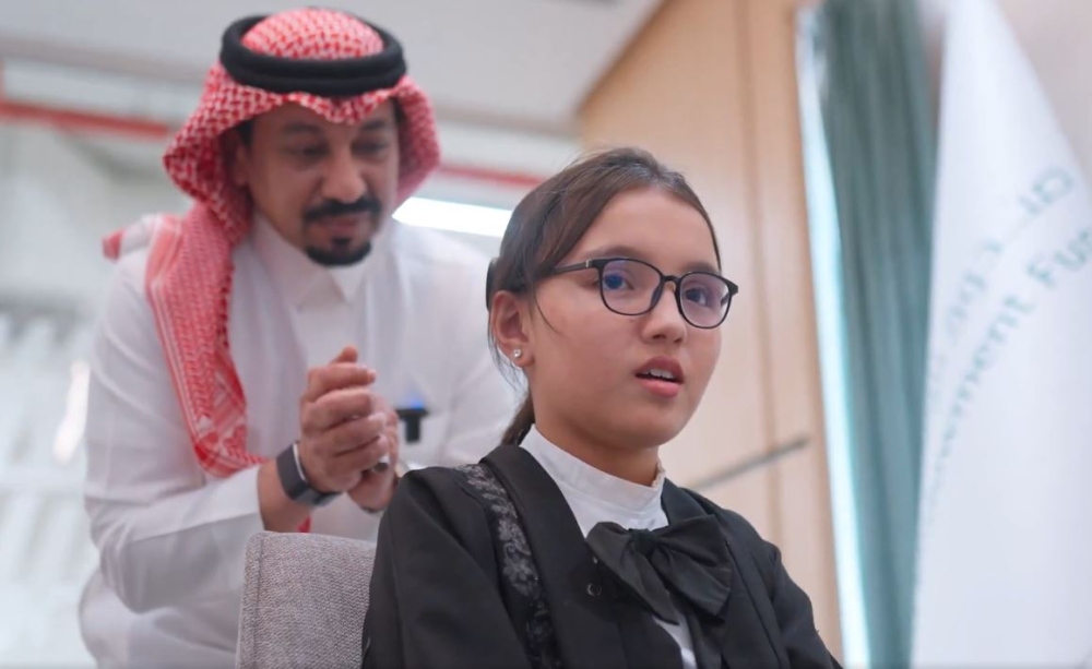 فرحة فرح.. طفلة أفغانية تسمع العالم لأول مرة بعد زراعة قوقعة بالمملكة