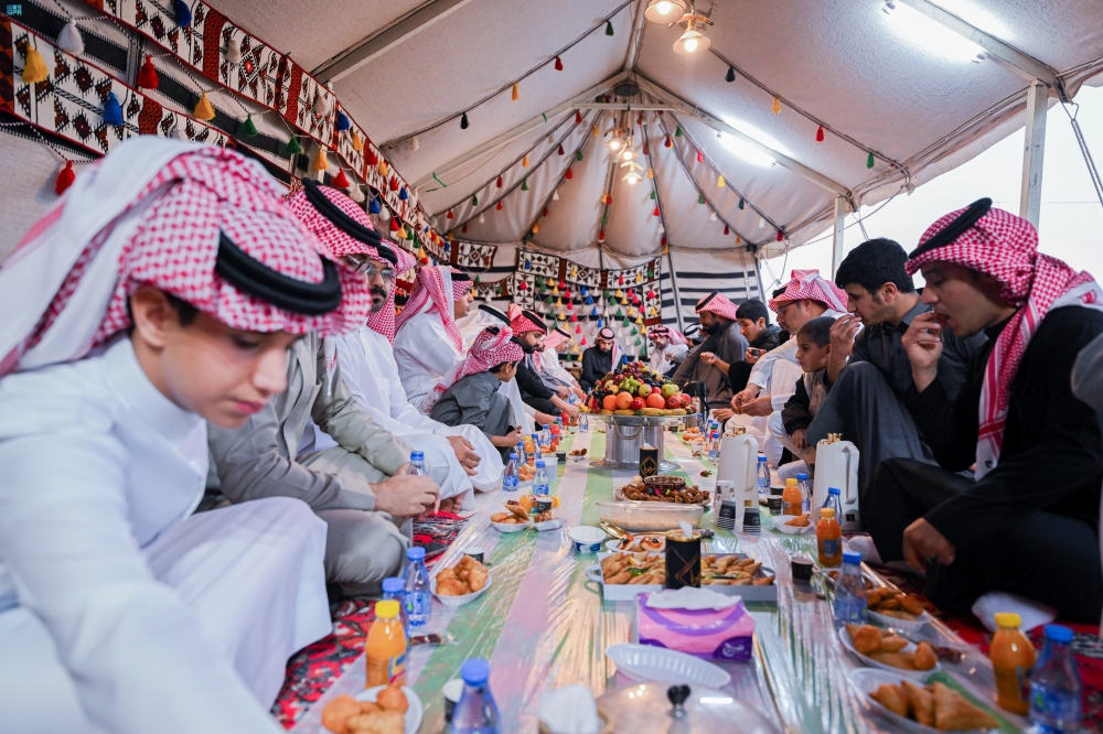 صور|-أجواء-رمضانية-مميزة-بموائد-الإفطار-في-مزارع-الباحة