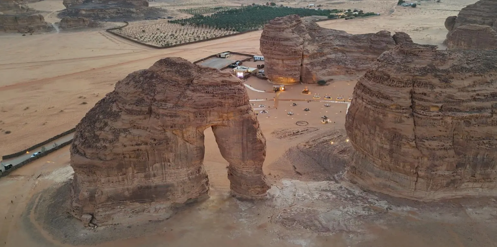 صخرة-الفيل-في-العُلا.-وجهة-مفضّلة-للأهالي-والزوار-لتناول-الإفطار