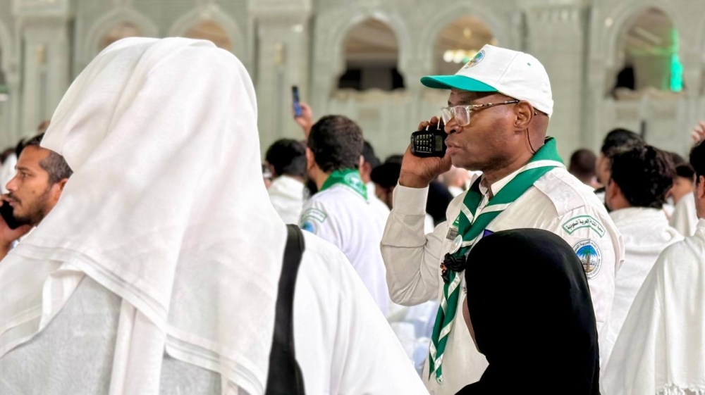 صور|-قصة-إنسانية-بالحرم.-كشّاف-يجمع-طفلة-بشقيقتها-التائهة-وسط-الحشود