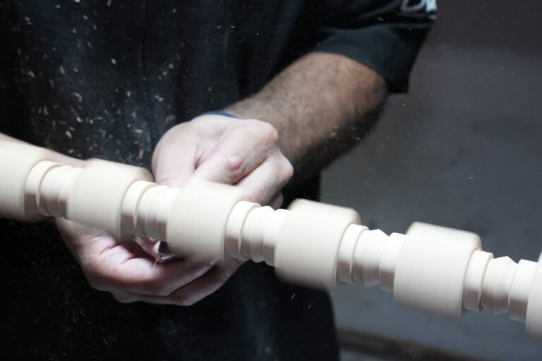 شاهد-|-حرفي-سعودي-يحوّل-الأخشاب-المهملة-إلى-تحف-فنية