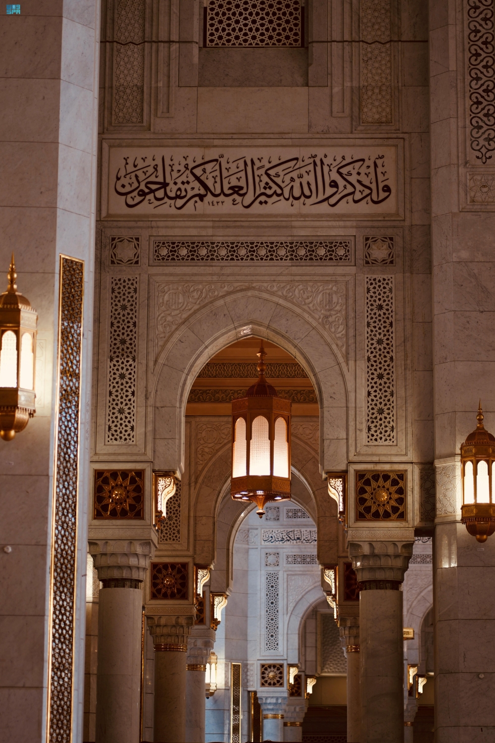 لوحة-مبهرة.-الثريات-والقناديل-تحف-فنية-تضيء-أروقة-المسجد-الحرام