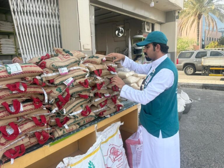 «التجارة»:-13-ألف-جولة-تفتيشية-على-منافذ-بيع-مستلزمات-العيد-ومحال-الحلويات