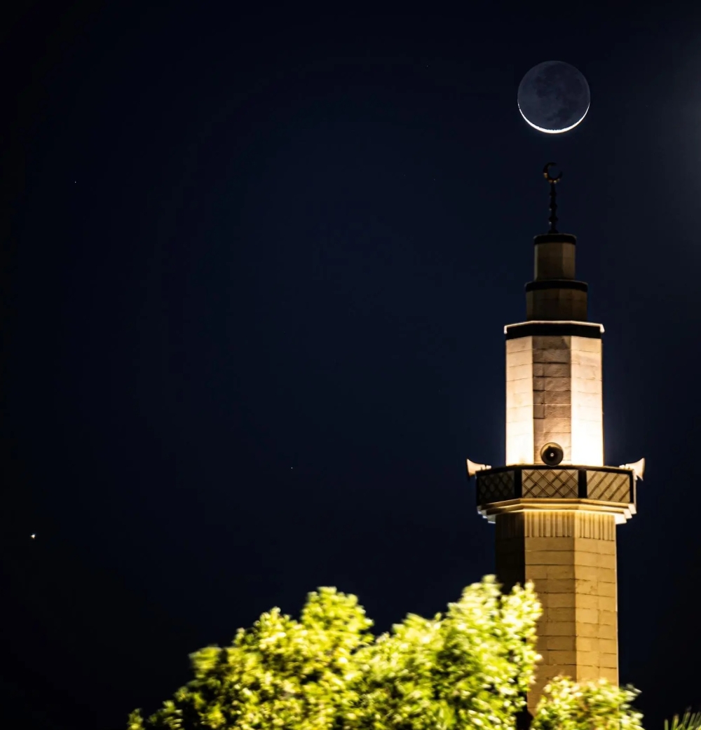 مشهد-بديع.-اقتران-هلال-العيد-بكوكب-الزهرة-في-سماء-الحدود-الشمالية