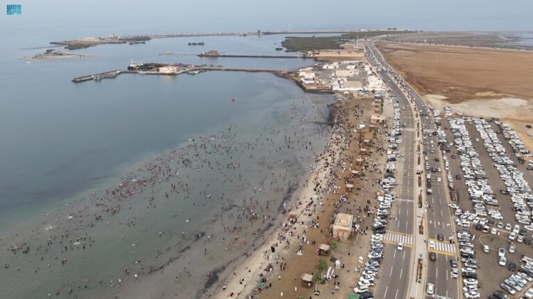 جازان.-شاطئ-السباحة-يشهد-كثافة-في-الزوار-خلال-أيام-العيد