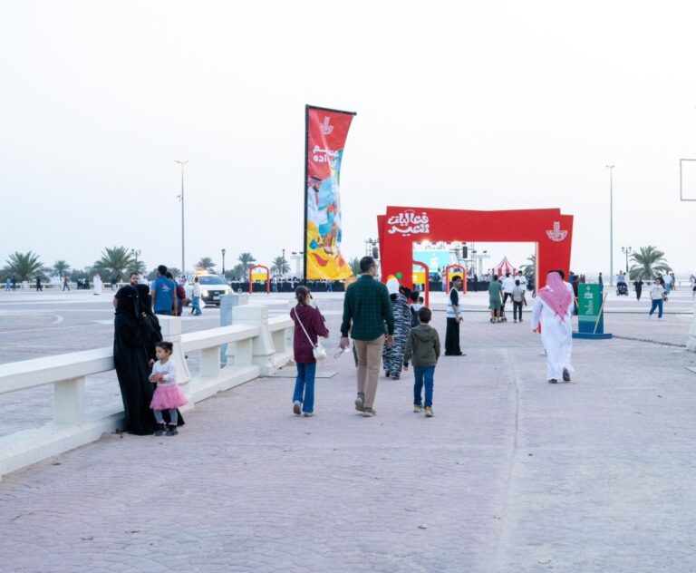 الواجهة-البحرية-بالدمام-تتألق-بفعاليات-عيد-الفطر.-حضور-كثيف-وأجواء-مبهجة