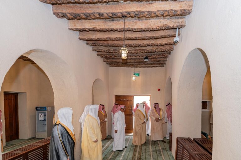 محافظ-الأحساء-يتفقد-مسجد-أم-زرينيق-ضمن-مشروع-تطوير-المساجد-التاريخية