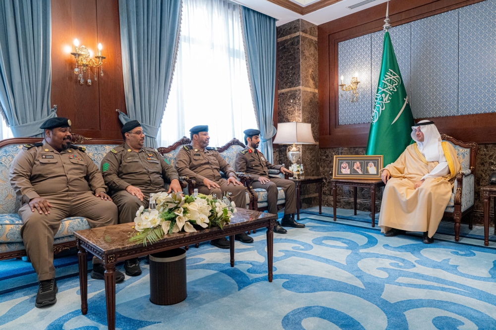 محافظ-الأحساء-يكرّم-عددًا-من-رجال-الأمن-المتقاعدين