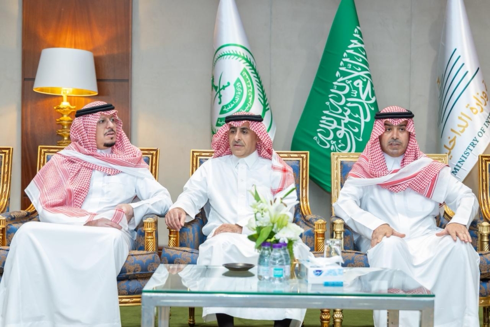 وكيل-إمارة-الشرقية-يقدم-التعازي-في-وفاة-والدة-مدير-جوازات-المنطقة