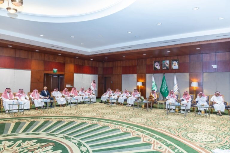 أمير-الشرقية-يقدم-العزاء-لعائلة-السهلي