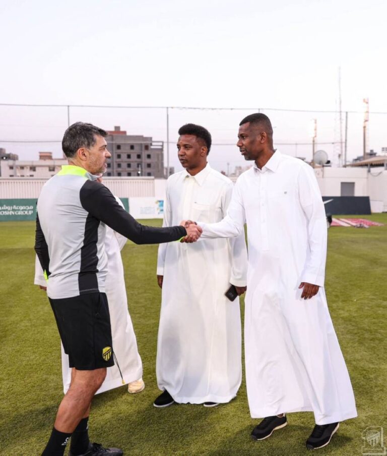 نور-يضبط-غرفة-العميد