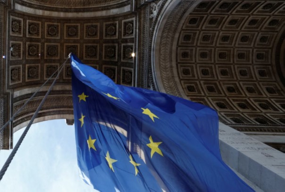 مسؤولون-فرنسيون-يزيلون-علم-الاتحاد-الأوروبي-عن-واجهات-بلدياتهم