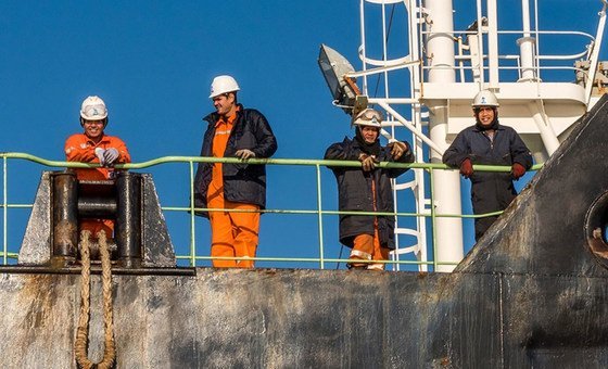 “لا سابقة-لها”:-20-ألف-بحار-عالقون-في-منطقة-الحرب-بالشرق-الأوسط