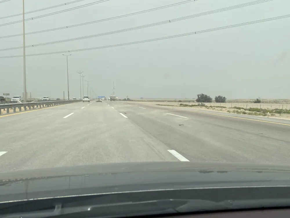 صور|-نشاط-الرياح-المثيرة-للأتربة-يخفّض-الرؤية-على-طريق-الأحساء-–-الدمام