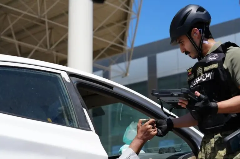 صور.-بدء-استخدام-الدراجات-الكهربائية-(السكوتر)-في-منفذ-جسر-الملك-فهد-بالشرقية