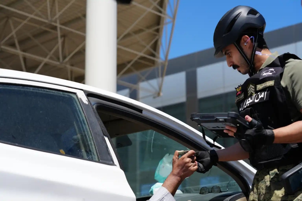 صور.-بدء-استخدام-الدراجات-الكهربائية-(السكوتر)-في-منفذ-جسر-الملك-فهد-بالشرقية