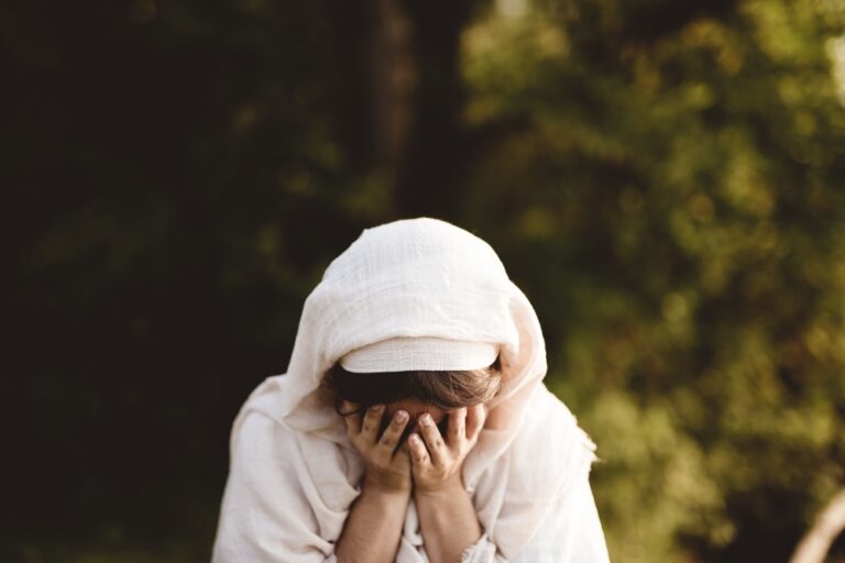 الوحدة-تُبكي-النساء-والعجز-يُبكي-الرجال.-دراسة-تكشف-الفروق