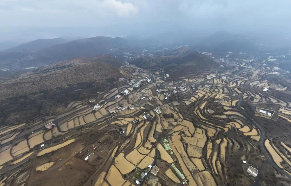 الأمطار-ترسم-لوحات-طبيعية-فريدة-تبرز-روعة-تضاريس-عسير