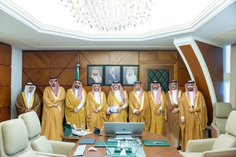 أمير-الشرقية-يستقبل-الرئيس-التنفيذي-لمطارات-الدمام-ويشيد-بتطوير-النقل-الجوي