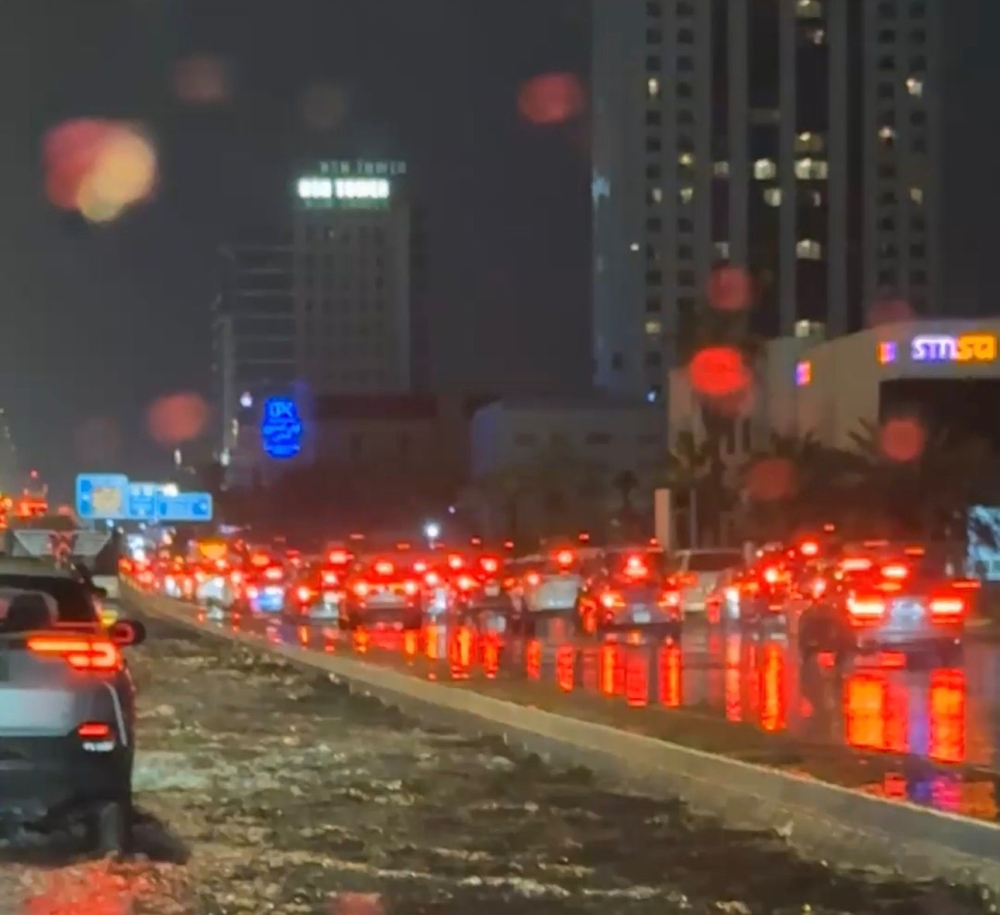 أمطار-الشرقية-تبطئ-حركة-السير.-وطريق-الملك-فهد-يشهد-كثافة-مرورية-بالدمام