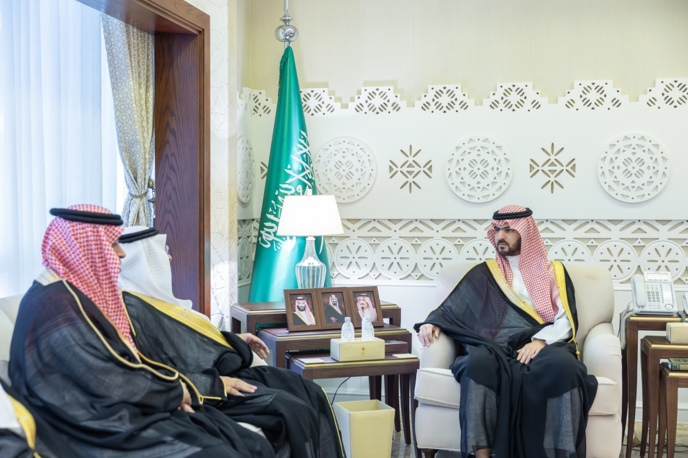 نائب أمير الشرقية يطّلع على جهود جمعية أصدقاء البيئة