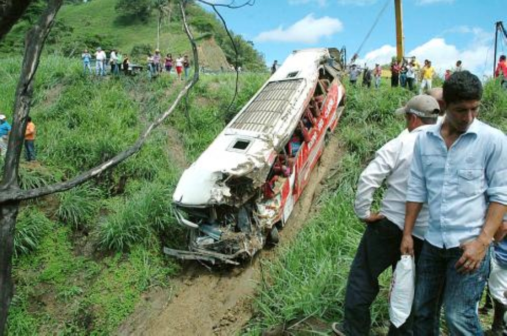 مصرع 11 وإصابة 20 جراء سقوط حافلة في وادٍ جنوب الإكوادور