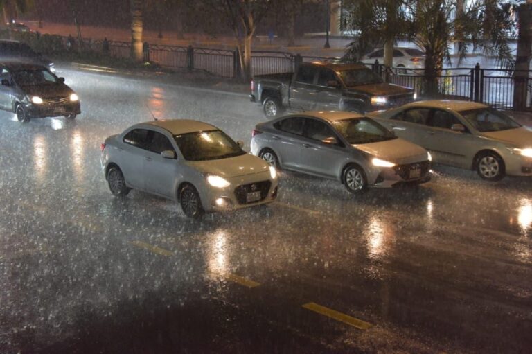 الأرصاد-تطلق-«الإنذار-الأحمر».-والشرقية-تحت-تأثير-الأمطار-والسيول