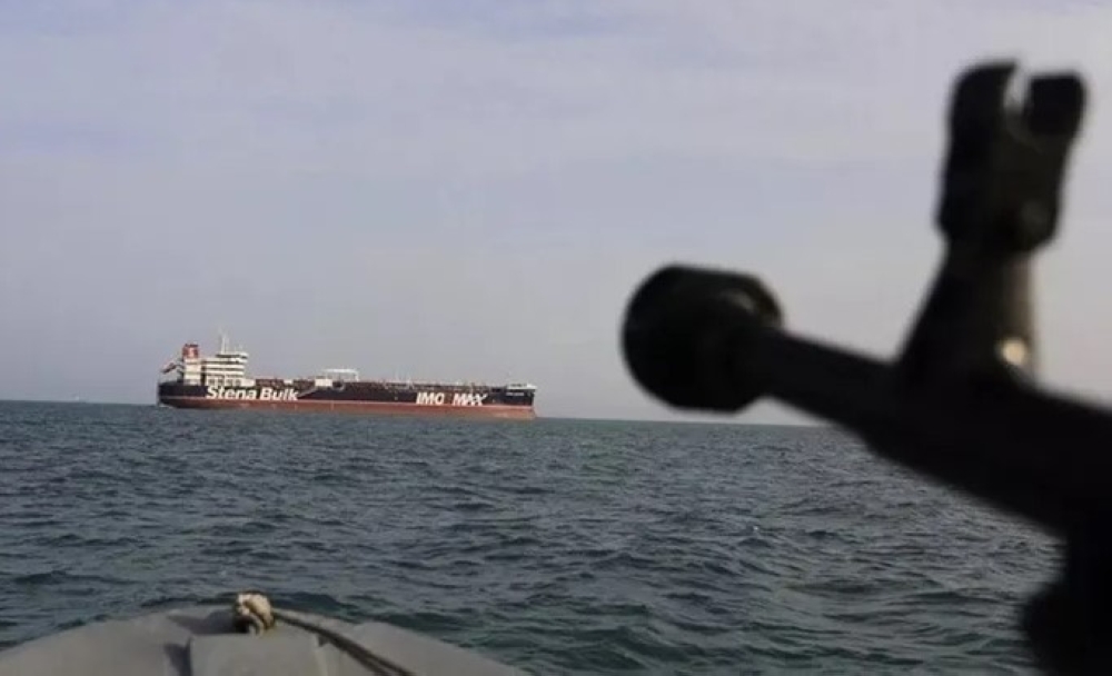 البحرية-الأمريكية-تطلق-النار-على-سفينة-شحن-إيرانية-في-خليج-عُمان-وتسيطر-عليها