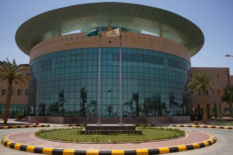 مستمرة-عن-بعد.-جامعة-حفر-الباطن-تعلن-تعليق-الدراسة-الحضورية