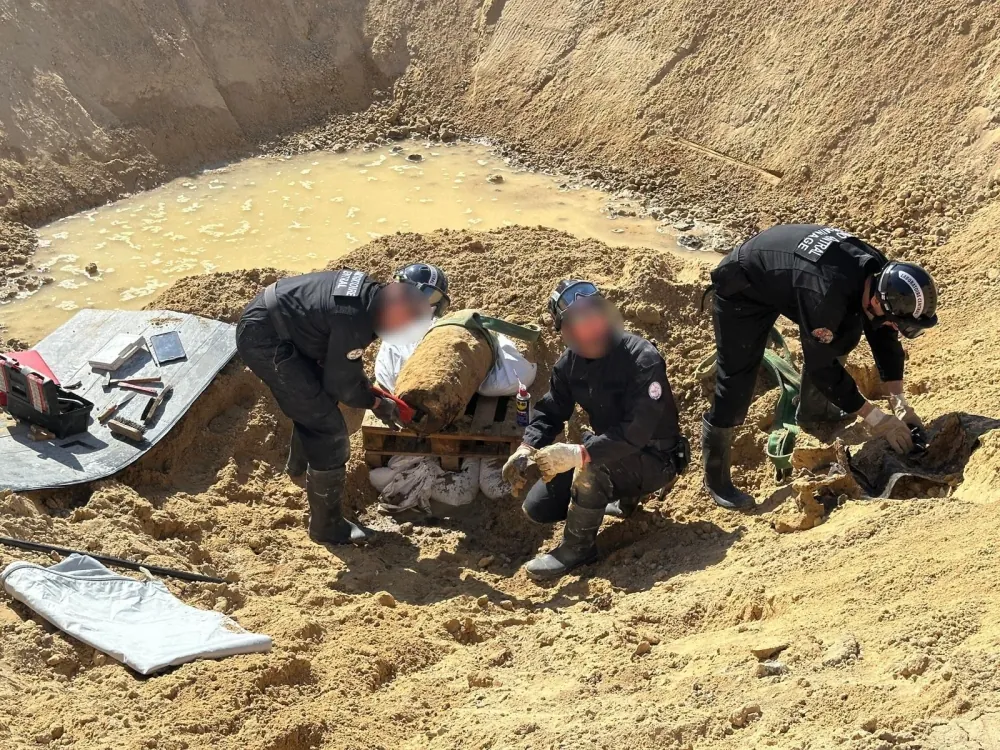 صور|-تفجير-قنبلة-من-الحرب-العالمية-الثانية-قرب-باريس-بعد-تعذر-تعطيلها