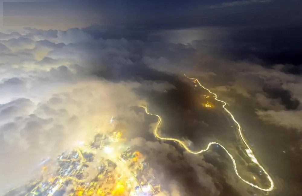 مساء أبها.. الضباب والغيوم تصنع لوحة مبهرة على قمم المرتفعات