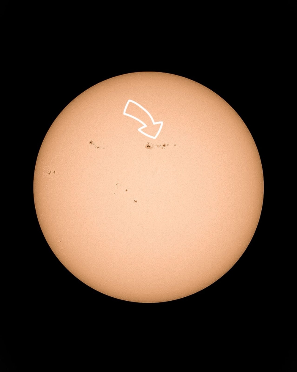 فلكية-جدة:-بقعة-شمسية-نشطة-تواجه-الأرض.-وتوهجات-قوية-محتملة-خلال-أيام