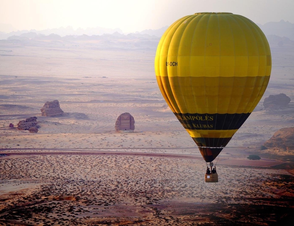 رحلات-المنطاد-في-العُلا.-تجربة-تتجاوز-الترفيه-إلى-استكشاف-الطبيعة