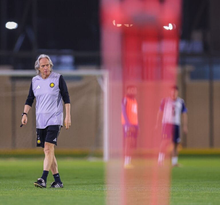 التاسعة-تفصل-بين-العجوز-والشاب