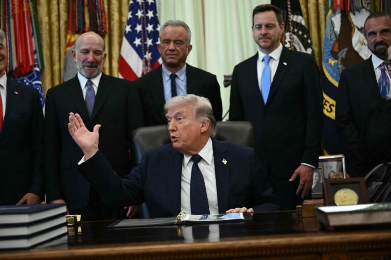 ترامب:-المحادثات-مستمرة-عبر-الهاتف-وعلى-إيران-الاستسلام-فورًا