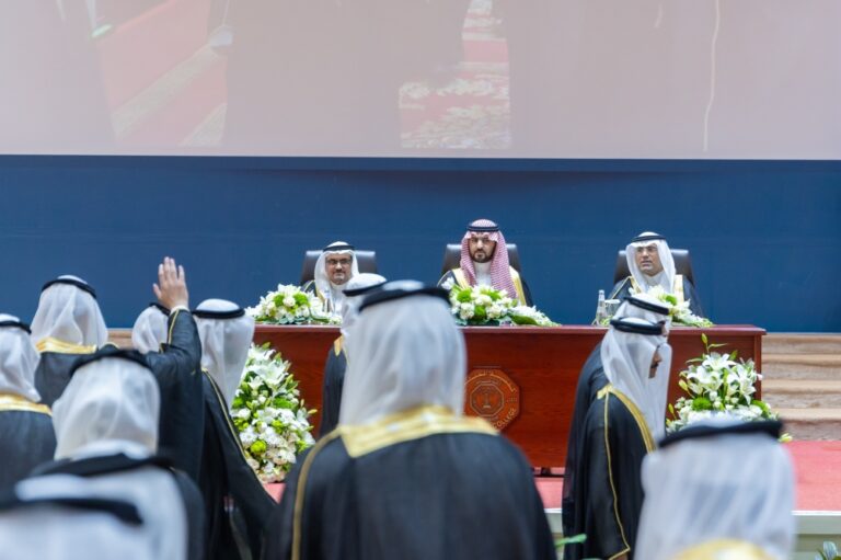 نائب-أمير-الشرقية-يرعى-حفل-تخريج-الدفعة-21-من-طلاب-كلية-المجتمع-بالدمام